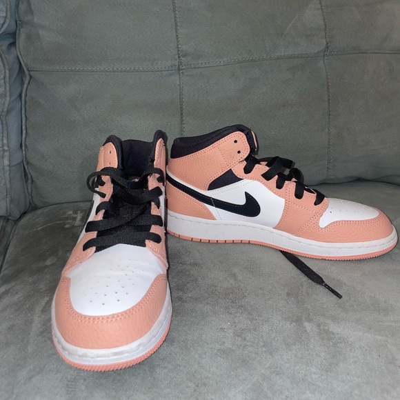 Jordan 1 Mid Pink Quartz (GS) - Picture 2 of 5